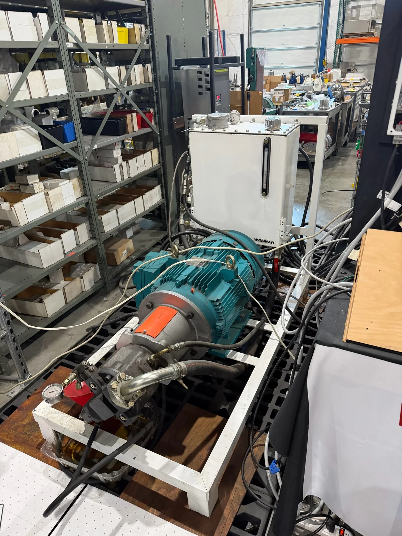 Marine hydraulic power unit with motor and pump arranged on a workshop test stand